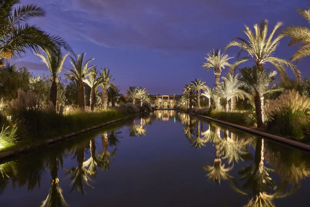 Vue de nuit de la magnifique piscine du Mandarin Oriental à Marrakech 