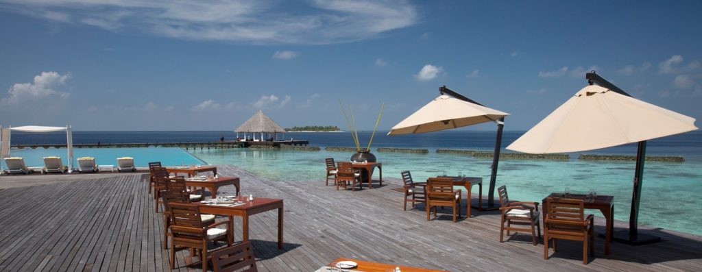 déjeunez les pieds dans l'eau aux Maldives