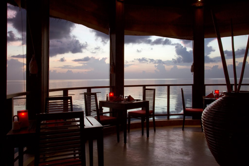vue de rêve au restaurant sur le lagon des Maldives