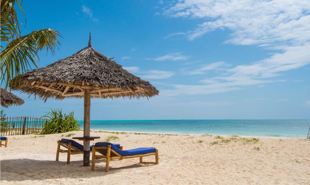 Relaxez-vous sur votre transat sur l'une des plus belles plages de Zanzibar à l'hôtel Amani 