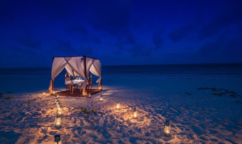 Dîner romantique sur la plage pour votre voyage de noces à Zanzibar