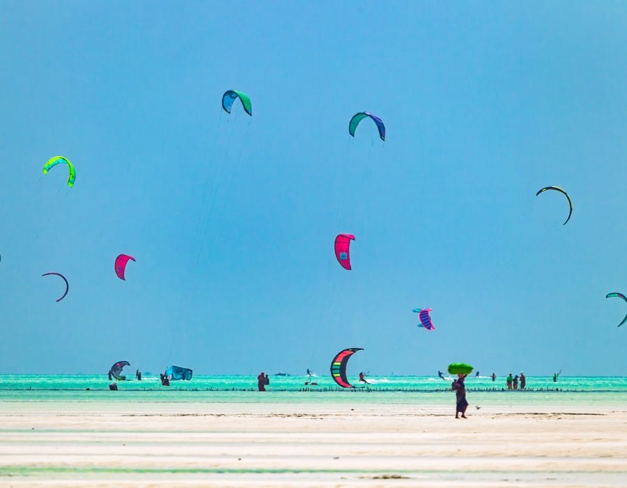 Plage de plage est le lieu du Kitesurf à Zanzibar