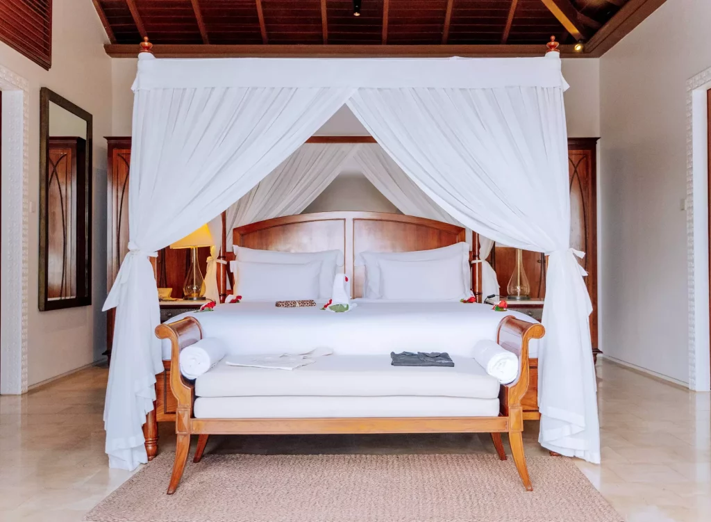 Appréciez votre lit King-size à baldaquin pour des nuits réparatrices à Zanzibar