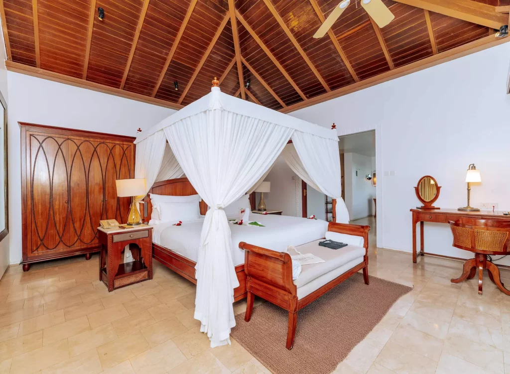 chambre romantique avec lit King à baldaquin à The Residence Zanzibar
