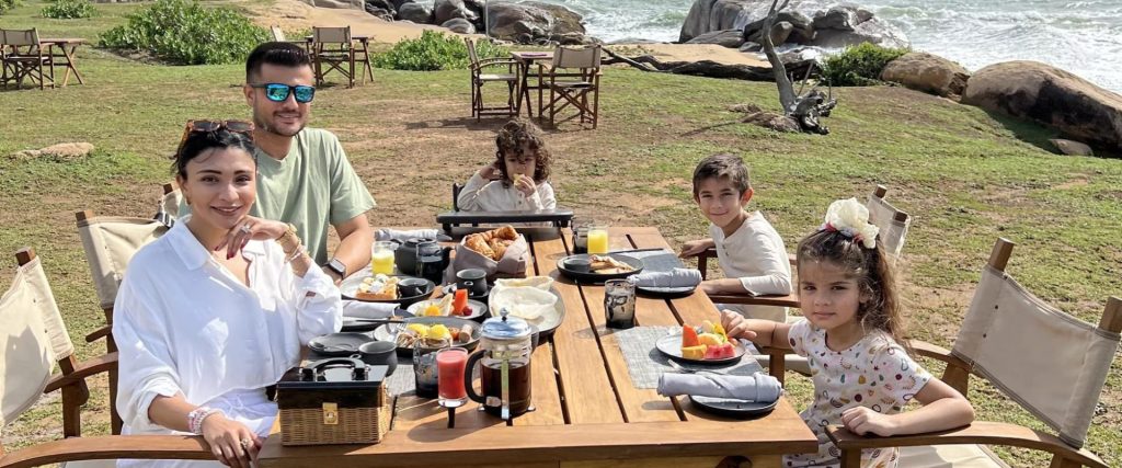 Wild Coast Tented Lodge: déjeuner en famille au bord de l'océan