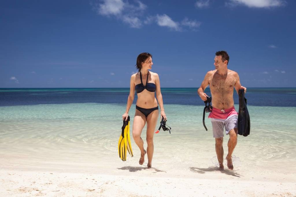 alphonse-experiences-snorkeling-couple
