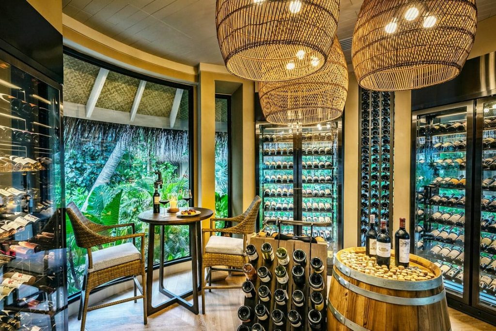 découvrez la plus belle cave à vin des Maldives à The Nautilus