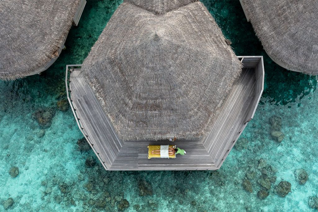 Profitez d'un massage spa dans votre villa sur pilotis aux Maldives à The Nautilus