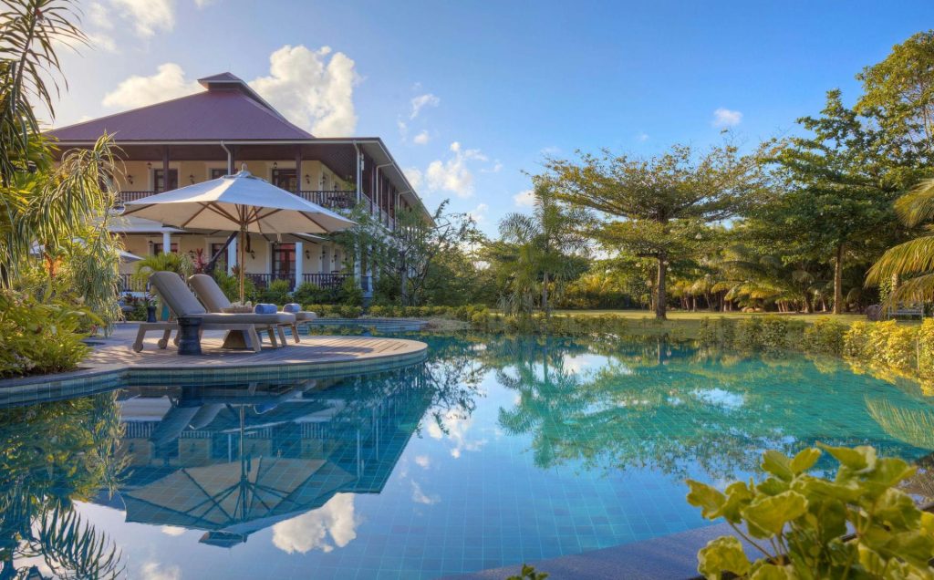 villa-seychelles-la-cigale-estate-swimming-pool