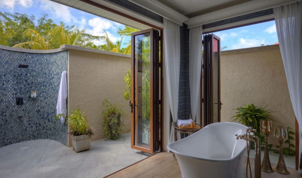 villa-seychelles-praslin-ocean-luxury-pool-la-cigale-estate-bath