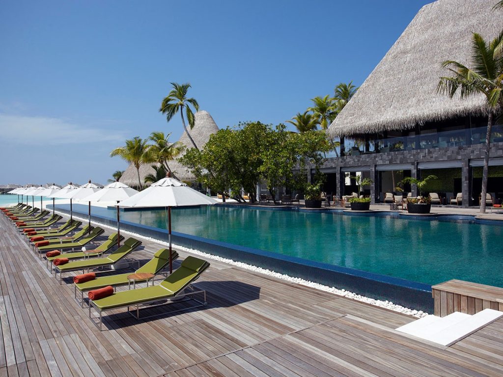 Piscine de rêve aux Maldives à l'Anantara Kihavah, hôtel 5 étoiles luxe 