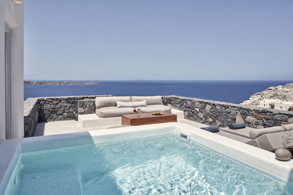 Relaxez-vous à Santorin dan votre piscine privée à l'hôtel de luxe Canaves Epitome