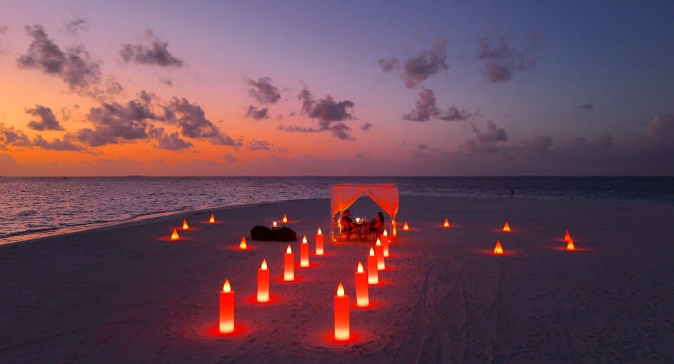 Réservez un dîner romantique et privé sur la plage aux Maldives à l'Anantara Kihavah 