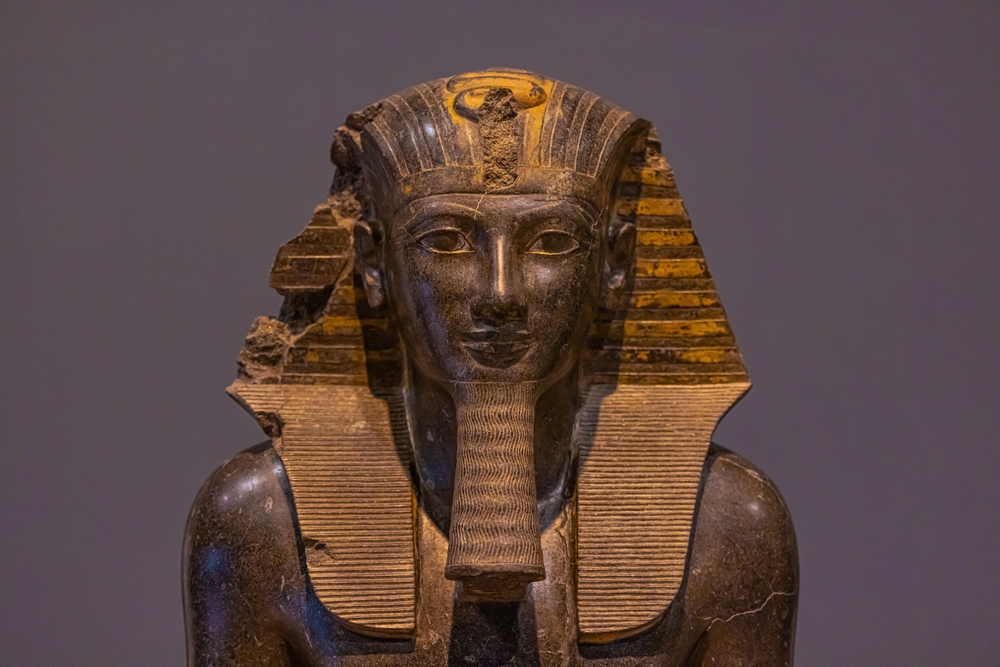 Statue de l'Egypte antique du pharaon Thutmose III au Musée de Louxor