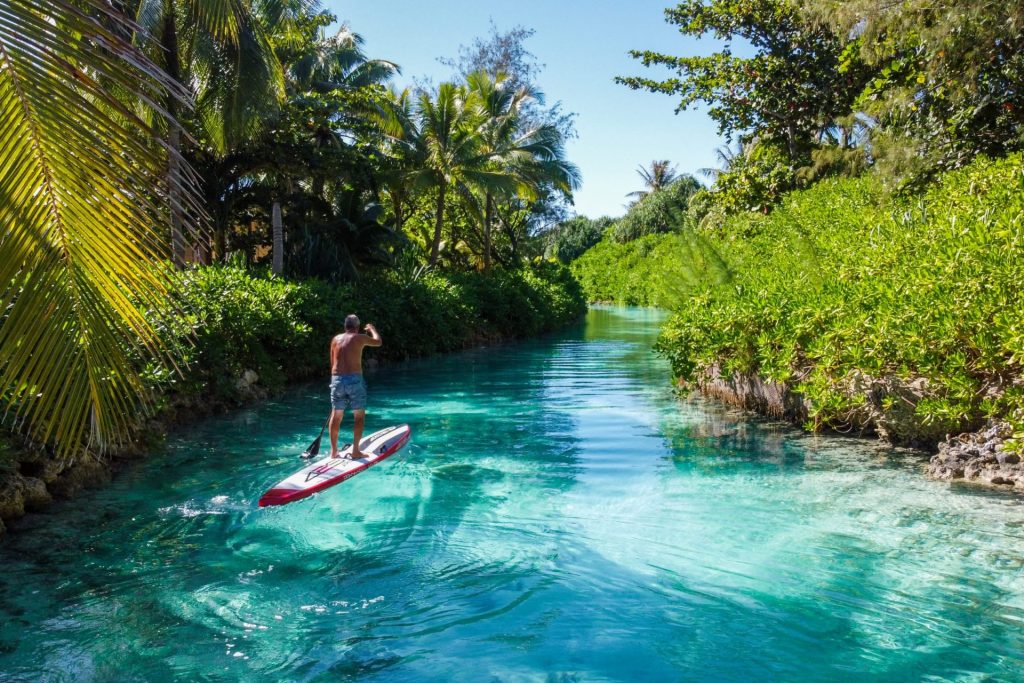 Stand-Up Paddle à Bora-Bora pour votre voyage de luxe en Polynésie française 