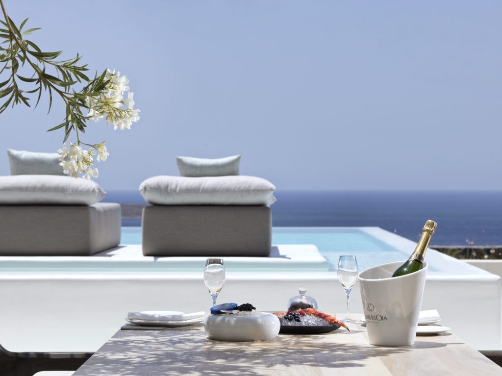 Savourez en toute intimité vos repas dans votre villa vue mer avec piscine au Canaves Epitome, Santorin