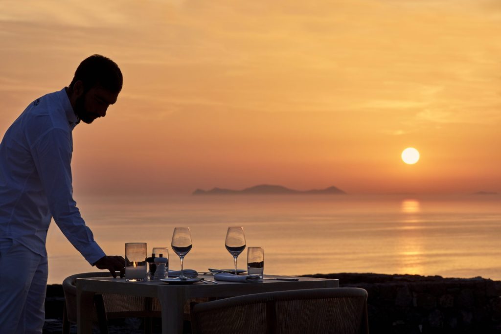 Dînez en profitant du coucher de soleil exceptionnel au restaurant de l'hôtel Canaves Epitome  