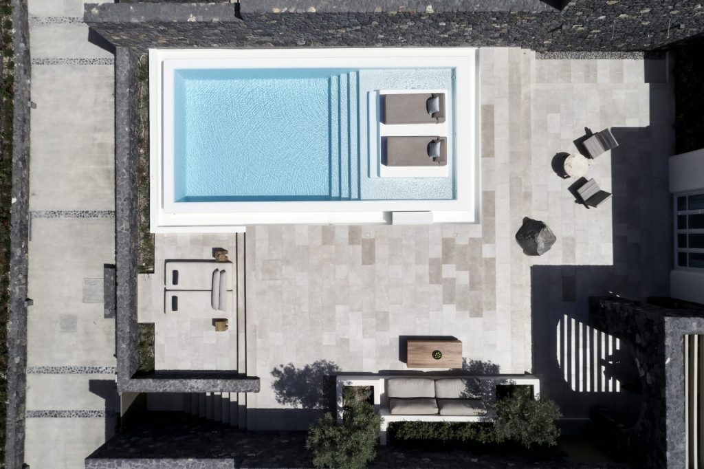 Réservez la villa piscine de deux chambres pour un voyage de luxe à Santorin en famille au Canaves Epitome 