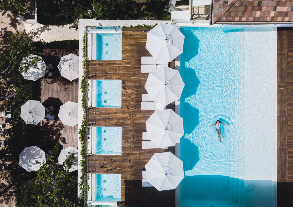 Plongez dans la piscine sur le toit de la Casa Colonial Beach & Spa