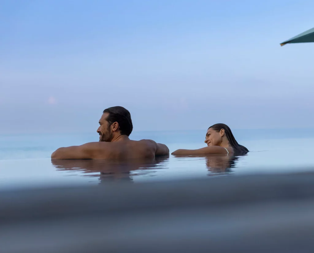 couple-piscine-maldives