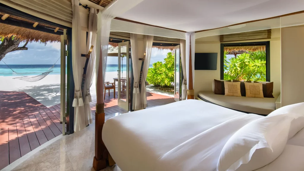 banyan-tree-vabbinfaru-beachfront-pool-villa-chambre