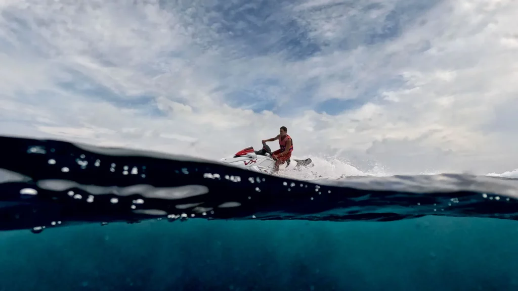 Sports nautiques de rêve aux Maldives à l'hôtel de luxe Banyan Tree Vabbinfaru