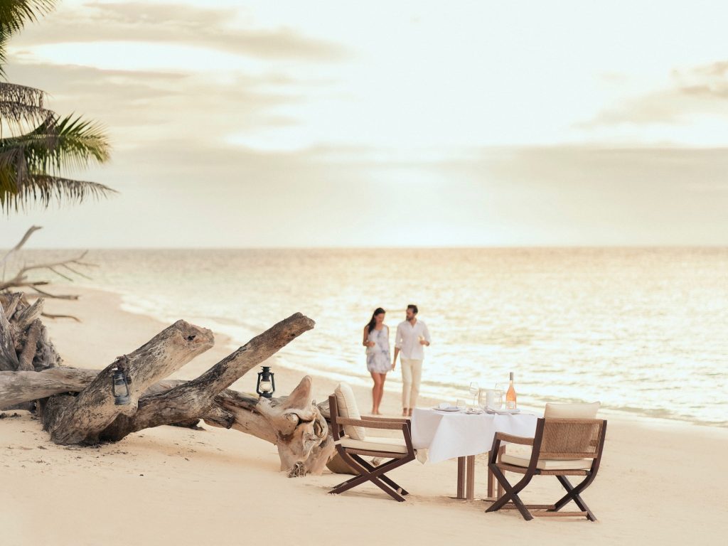 four-seasons-seychelles-desroches-repas-romantique-sur-la-plage