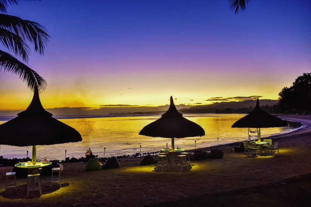 Feet in the Sand_Coucher de soleil_Shanti Maurice