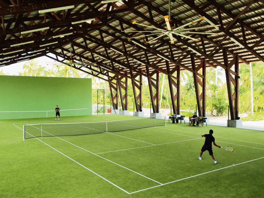 court-de-tennis-couvert-unique-aux-maldives-velaa