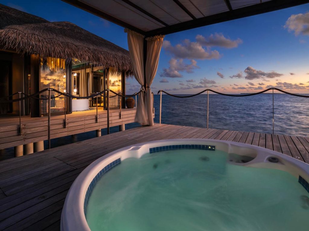 ocean-pool-house-jacuzzi