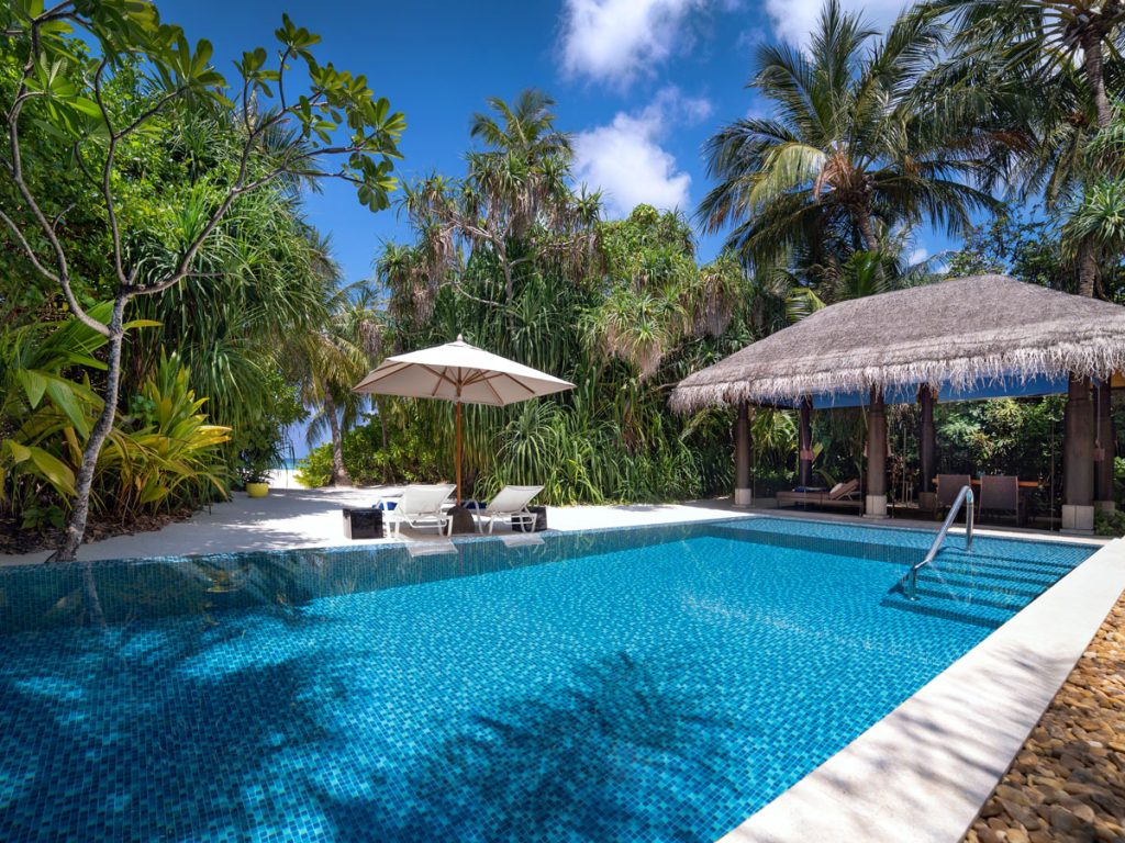 piscine-deluxe-beach-pool-villa-velaa-private-island