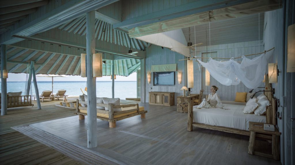 Soneva-Secret-Overwater-Hideaway-Villa-Chambre