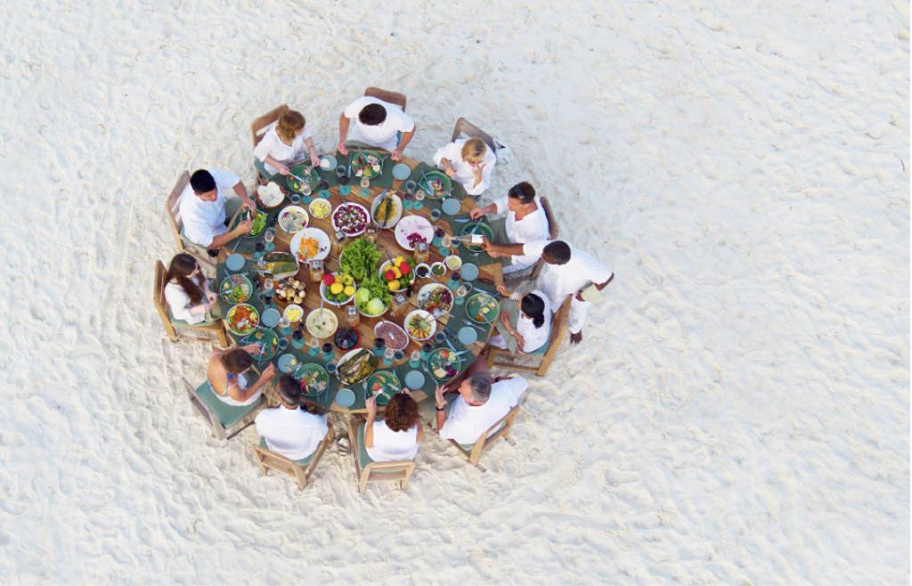 Expérience culinaire d'exception aux Maldives au Soneva Secret: dîner à la même table avec des clients de l'hôtel de luxe les pieds dans le sable 