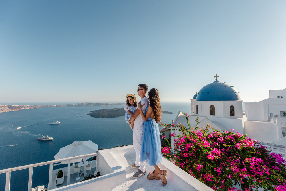 Santorin, île iconique de la Grèce, est la destination idéale pour un voyage ultra-luxe en all inclusive 