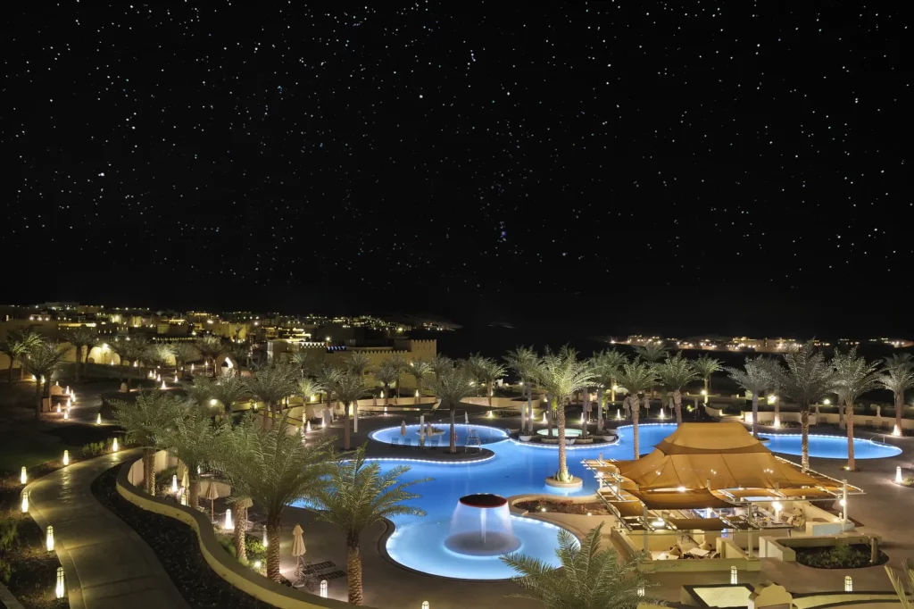 piscine-nuit-anantara-qasr-al-sarab