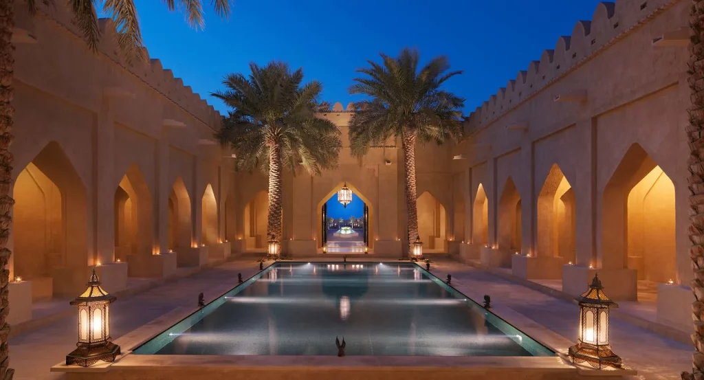 qasr_al_sarab_by_anantara_courtyard_at_night