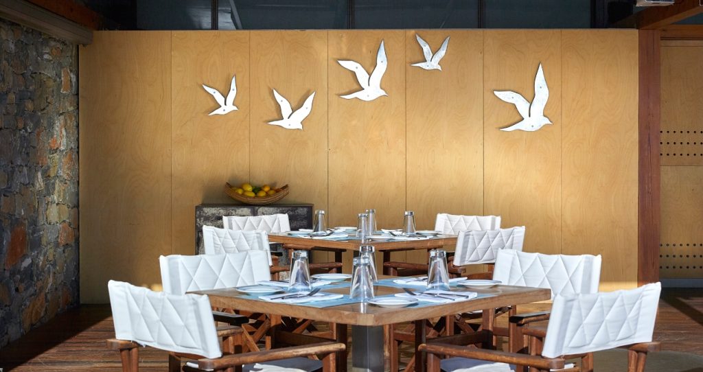 blue-bay-restaurant-interieur-st-nicolas-bay