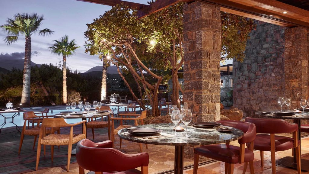the-minotaure-restaurant-st-nicolas-bay