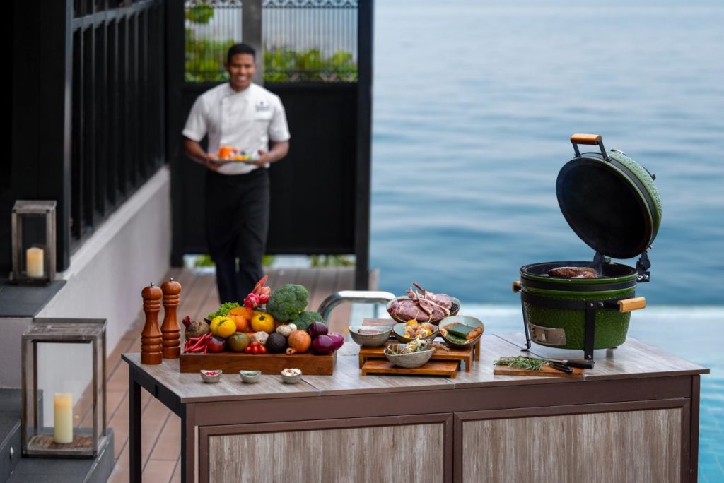 Bonheur lors de votre voyage de luxe en Malaisie au Ritz-Carlton Langkawi de savourer un barbecue dans votre villa préparé par un chef personnel