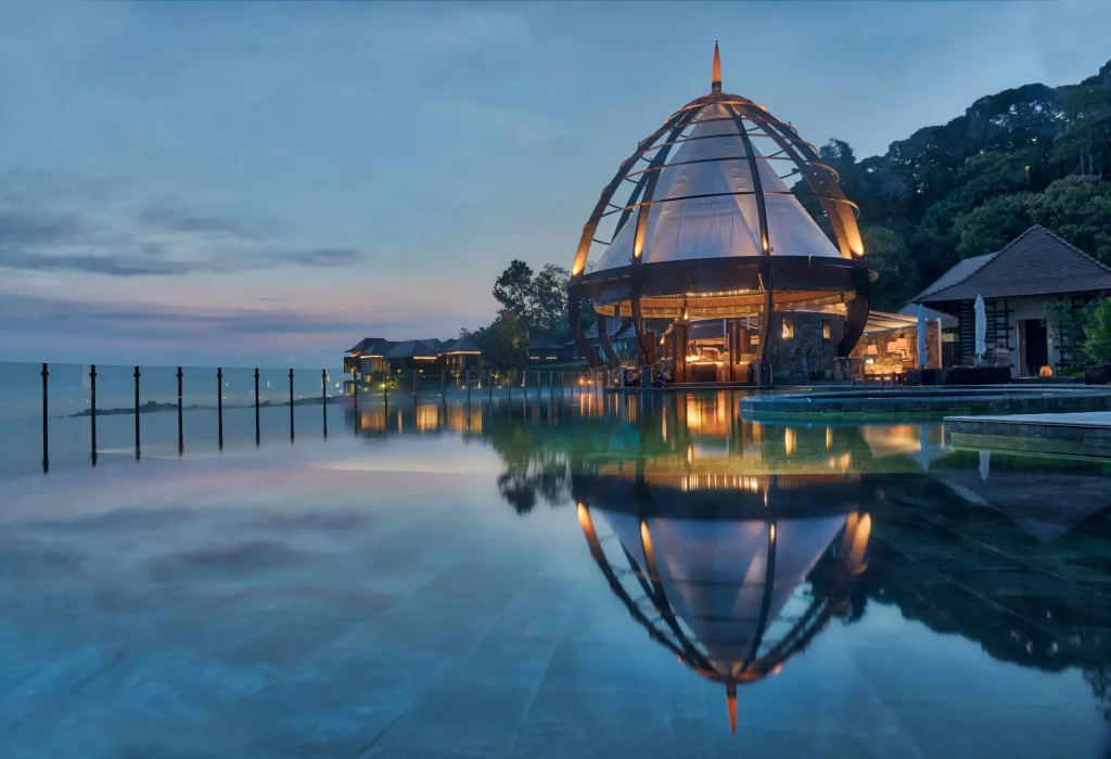 Plongez dans la piscine de rêve de l'hôtel de luxe The Ritz-Carlton, Langkawi en Malaisie 