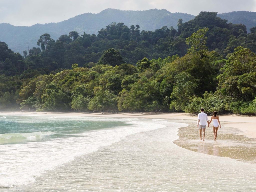the-datai-langkawi_balade-plage-couple