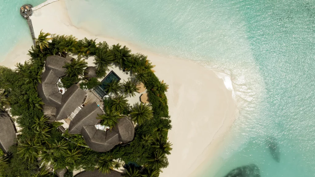 Presidential Villa du Constance Halaveli Maldives sur la plage avec piscine privée, vue sur l’océan et espace de luxe entouré de végétation tropicale.