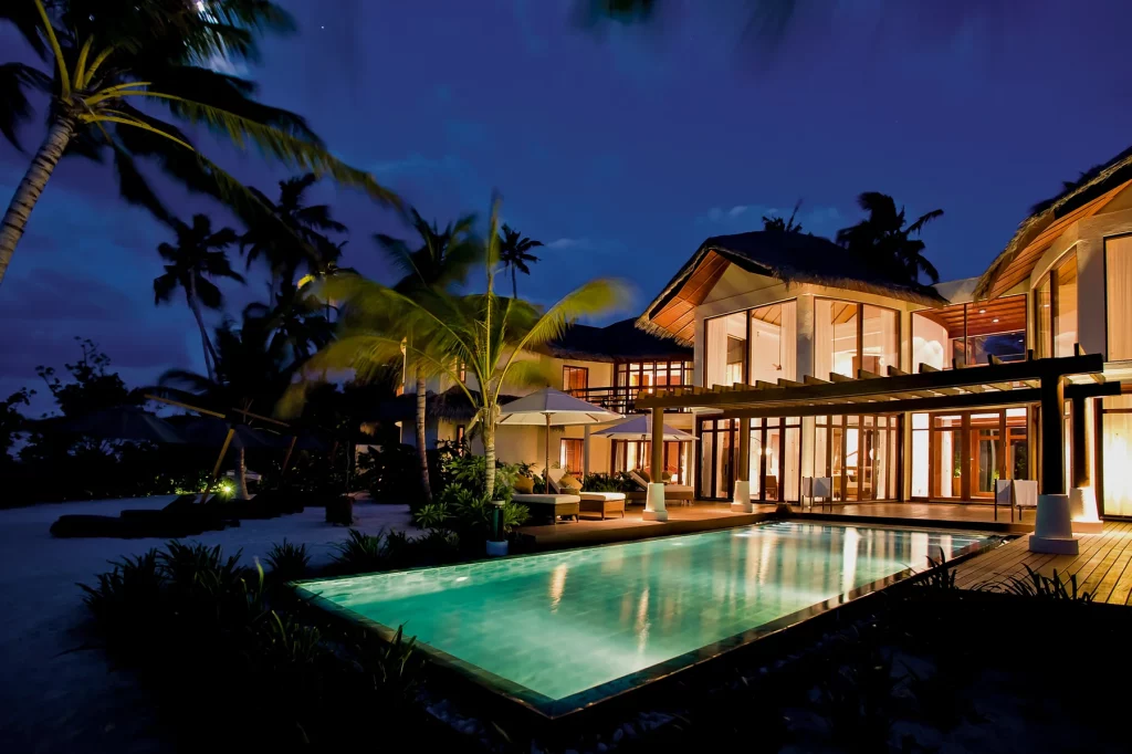 Constance-Halaveli-Presidential_Villa-vue-de-nuit