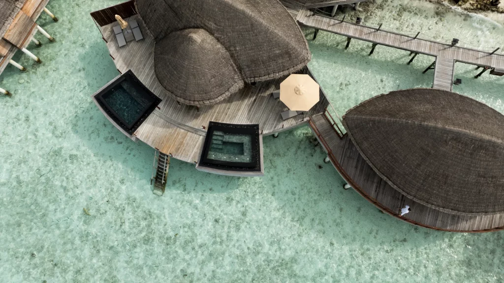 Spa du Constance Halaveli Maldives sur pilotis avec vue sur le lagon, espace bien-être luxueux et ambiance zen.