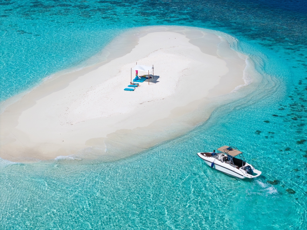 Sandbank aux Maldives au Constance Halaveli, banc de sable isolé entouré de lagon turquoise, expérience privée et romantique.