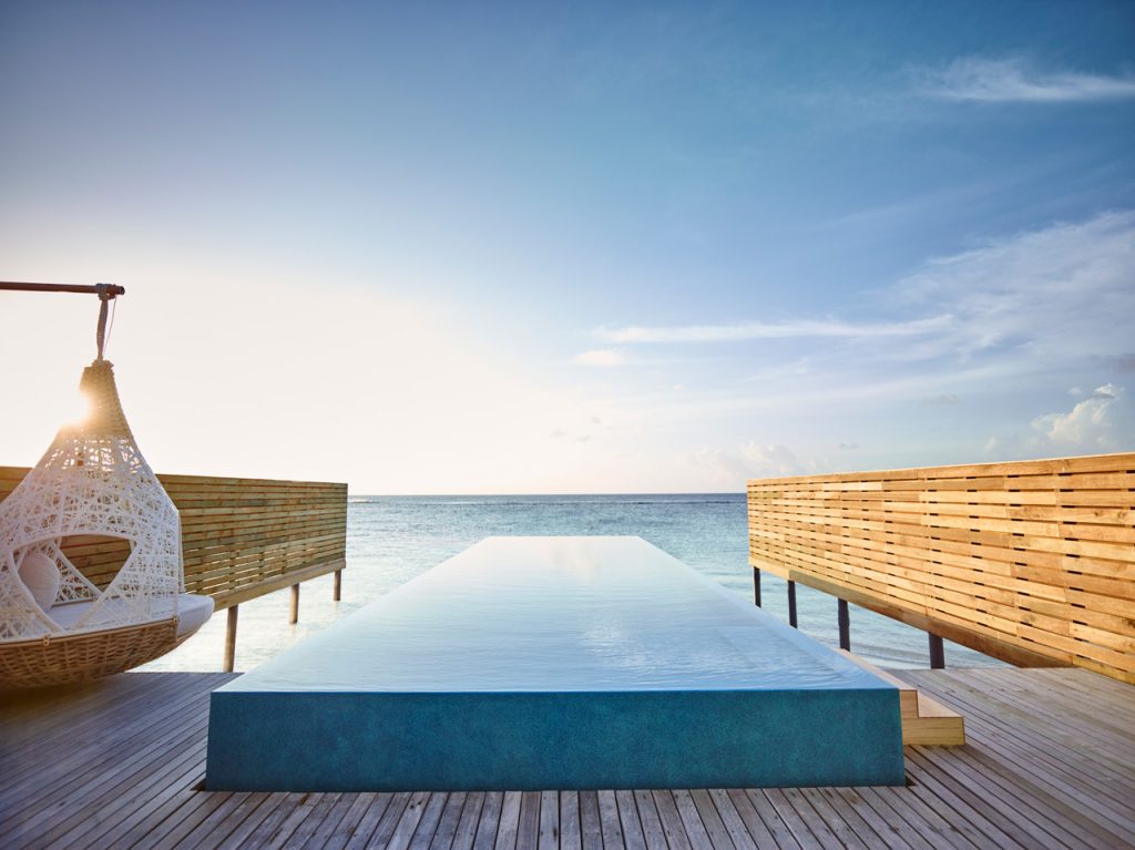 Villa sur pilotis avec piscine privée et vue sur le lagon aux Maldives, LUX* South Ari Atoll