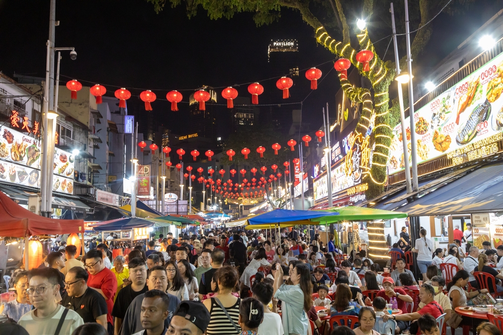 Découvrez un voyage culinaire de luxe en Malaisie, entre dîners étoilés à Kuala Lumpur et marchés authentiques à Penang. Savourez une cuisine fusion raffinée, alliant traditions malaises, chinoises et indiennes dans un cadre d’exception.