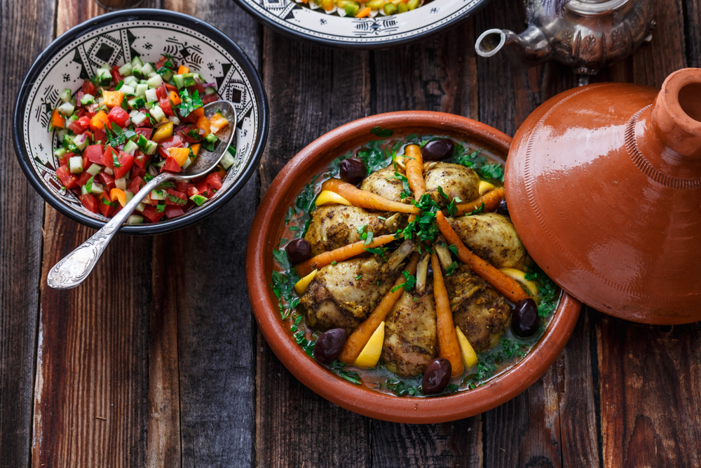Vivez un voyage culinaire de luxe au Maroc, entre palais somptueux et saveurs envoûtantes des souks de Marrakech. Dégustez des mets raffinés aux épices délicates et participez à des ateliers de cuisine traditionnelle dans des riads d’exception.