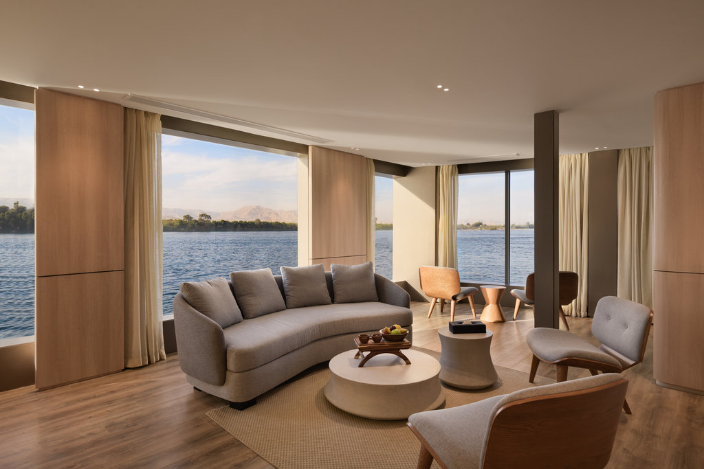 Le salon exceptionnel de la suite Moonlight du petit bateau de luxe sur le Nil : Storia The Dahabeya 