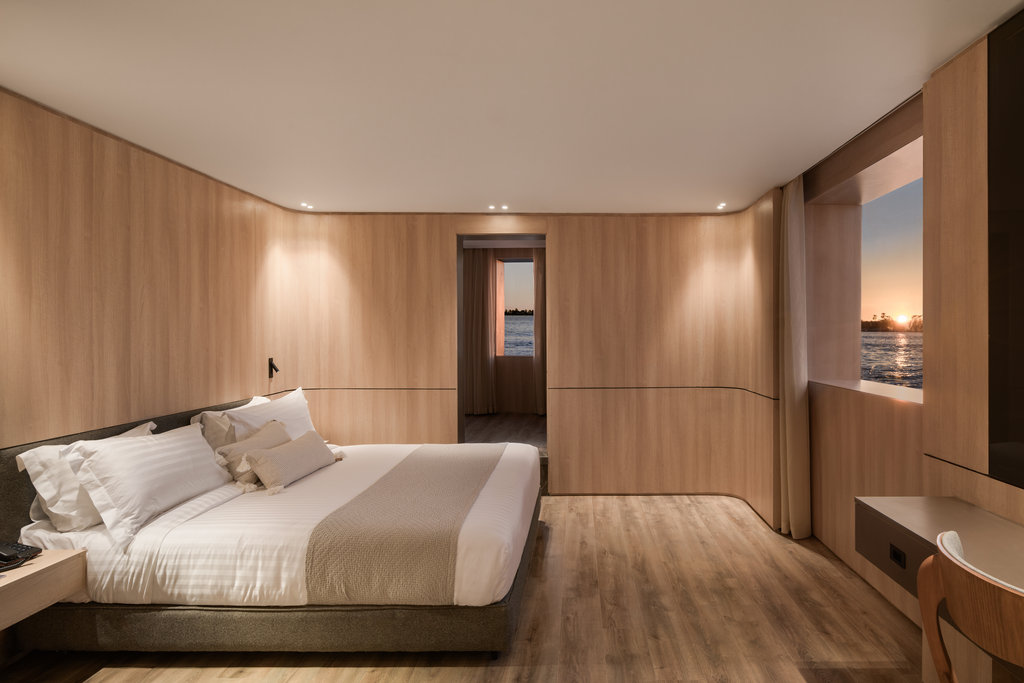 Chambre de la Suite Polaris avec lit King Size et vue sur le Nil